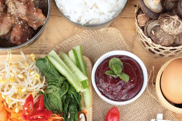 Bibimbap Kore yemeği lezzetli yapma — Stok fotoğraf