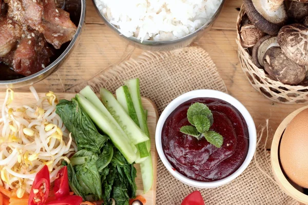 Hacer Bibimbap comida coreana deliciosa —  Fotos de Stock