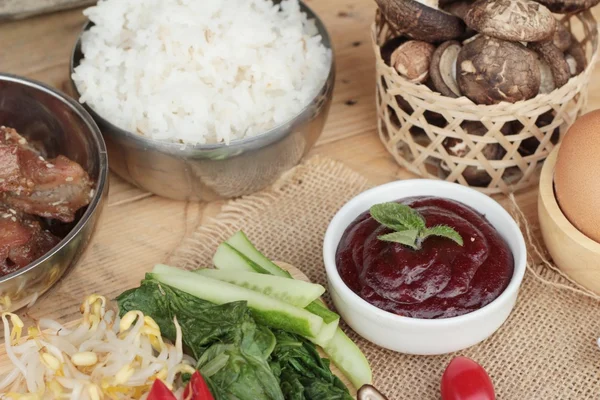 Hacer Bibimbap comida coreana deliciosa — Foto de Stock