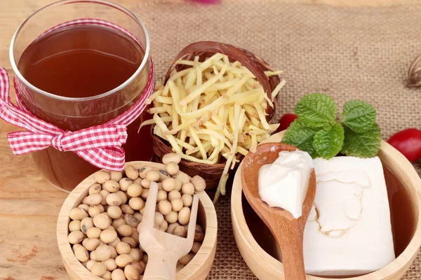 Zencefil çayı ve tofu tatlı Çin yemeği