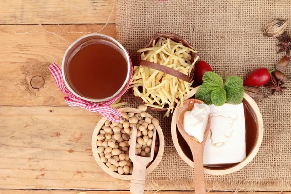 Zencefil çayı ve tofu tatlı Çin yemeği