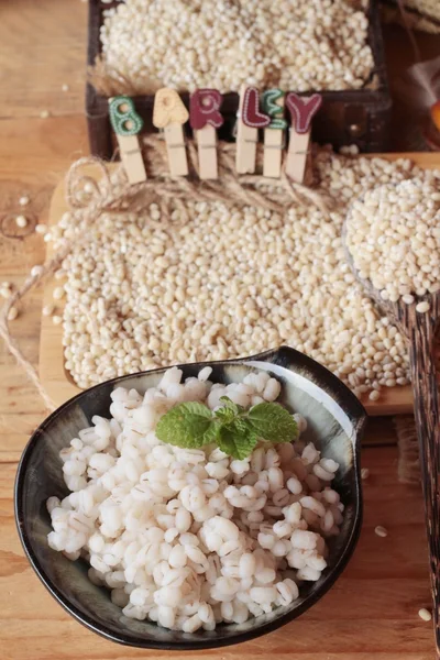 Sağlık ve ham arpa için pişmiş arpa