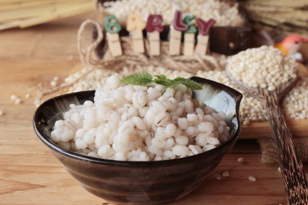 Sağlık ve ham arpa için pişmiş arpa