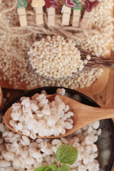 Orzo cotto per la salute e l'orzo crudo — Foto Stock