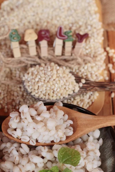 Sağlık ve ham arpa için pişmiş arpa