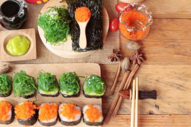 Suşi roll yosun salata ve karides yumurta ile