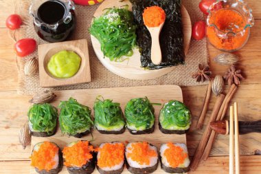 Suşi roll yosun salata ve karides yumurta ile