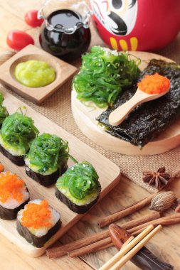 Suşi roll yosun salata ve karides yumurta ile