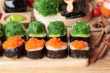 Suşi roll yosun salata ve karides yumurta ile