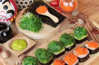 Suşi roll yosun salata ve karides yumurta ile