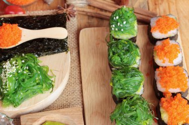 Suşi roll yosun salata ve karides yumurta ile