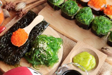 Suşi roll yosun salata ve karides yumurta ile