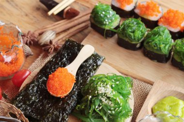 Suşi roll yosun salata ve karides yumurta ile