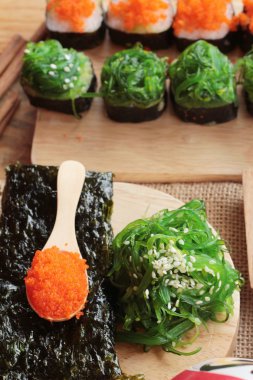 Suşi roll yosun salata ve karides yumurta ile