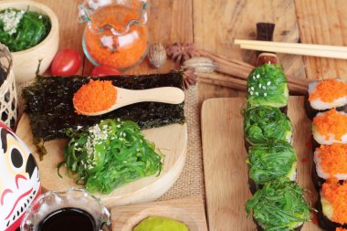 Suşi roll yosun salata ve karides yumurta ile