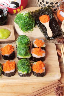 Suşi roll yosun salata ve karides yumurta ile