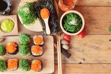 Suşi roll yosun salata ve karides yumurta ile