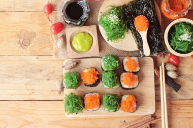 Suşi roll yosun salata ve karides yumurta ile