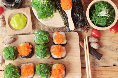 Suşi roll yosun salata ve karides yumurta ile