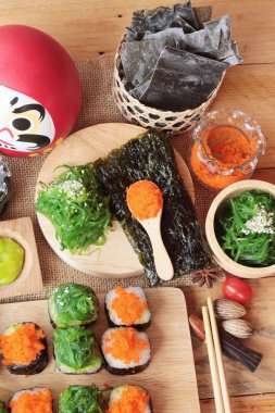 Suşi roll yosun salata ve karides yumurta ile