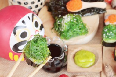 Suşi roll yosun salata ve karides yumurta ile