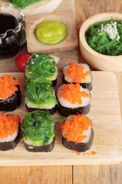 Suşi roll yosun salata ve karides yumurta ile