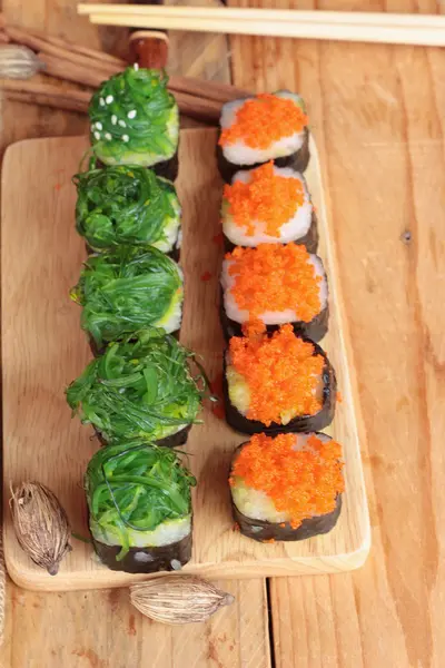 Roll sushi z wodorostów sałatka i krewetki jaj — Zdjęcie stockowe