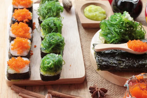 Sushi roll dengan salad rumput laut dan telur udang — Stok Foto