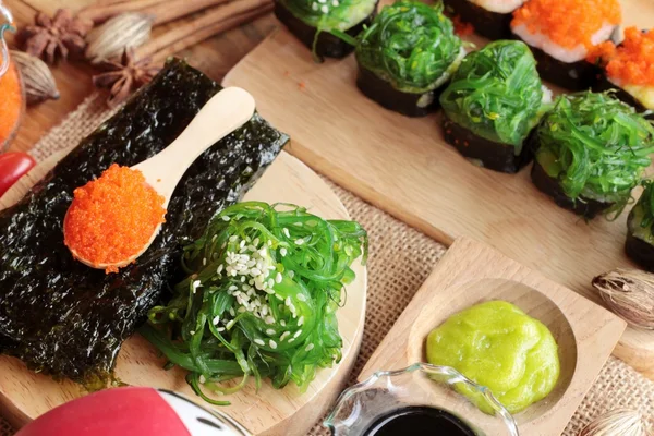 Suşi roll yosun salata ve karides yumurta ile