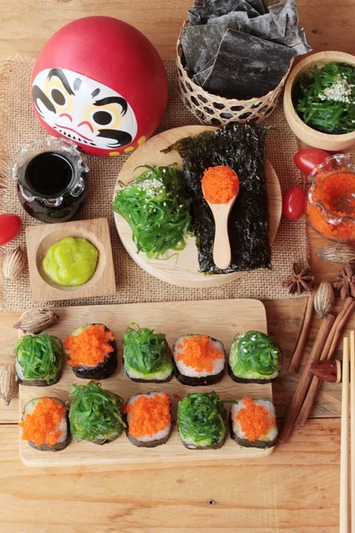 Sushi-Rolle mit Algensalat und Garneleneiern — Stockfoto