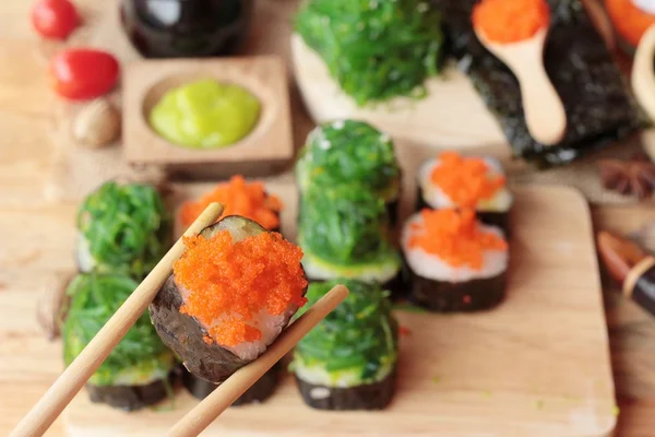 Roll sushi z wodorostów sałatka i krewetki jaj — Zdjęcie stockowe