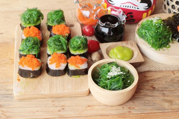 Суши с салатом из морских водорослей и яичницей из креветок — стоковое фото