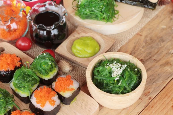 海藻サラダと海老卵の巻き寿司 — ストック写真