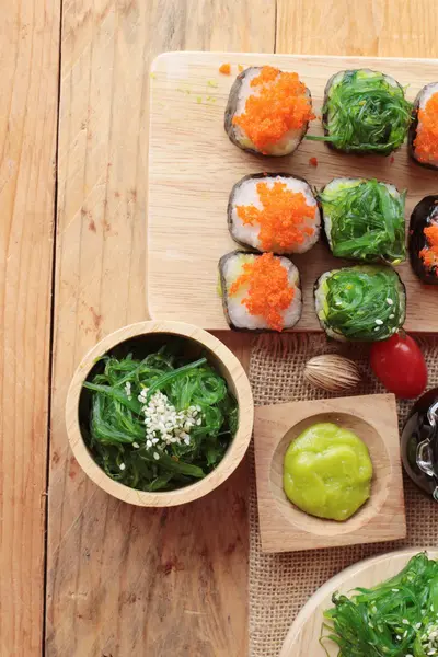 海藻サラダと海老卵の巻き寿司 — ストック写真