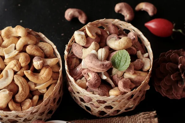 Anacardi noci sono arrosto delizioso con sale — Foto Stock