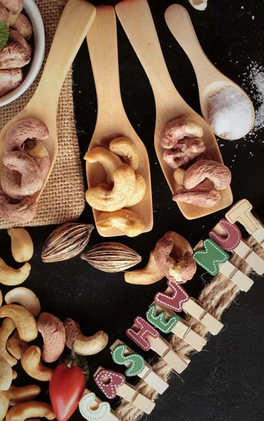 Cashewnötter nötter rostas läcker med salt — Stockfoto