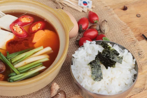 맛 있는 한국 두 부 수프 만들기 — 스톡 사진