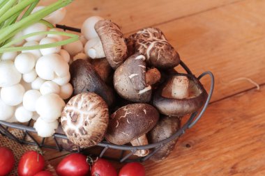 Ahşap arka plan üzerinde sebze ve mantar.