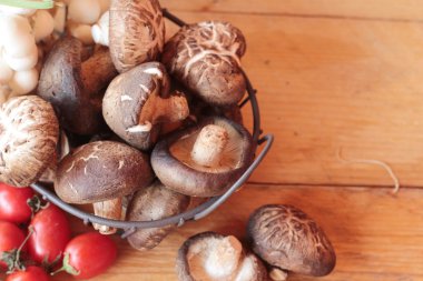 Ahşap arka plan üzerinde sebze ve mantar.