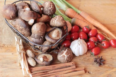 Ahşap arka plan üzerinde sebze ve mantar.