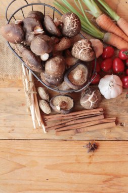 Ahşap arka plan üzerinde sebze ve mantar.