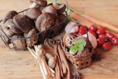 Ahşap arka plan üzerinde sebze ve mantar.