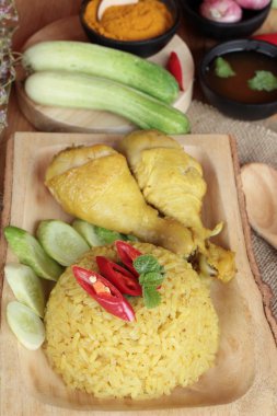 Tavuk biryani pirinç lezzetli ve sos.