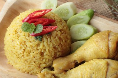 Tavuk biryani pirinç lezzetli ve sos.