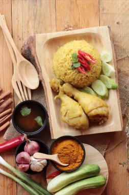 Tavuk biryani pirinç lezzetli ve sos.