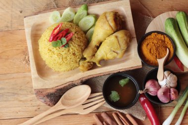 Tavuk biryani pirinç lezzetli ve sos.