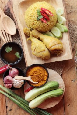 Tavuk biryani pirinç lezzetli ve sos.