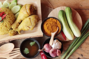 Tavuk biryani pirinç lezzetli ve sos.