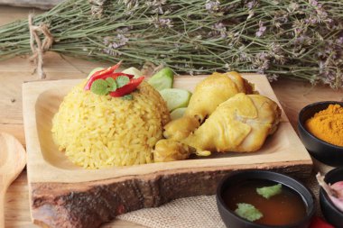 Tavuk biryani pirinç lezzetli ve sos.