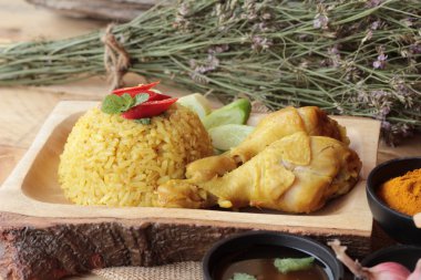 Tavuk biryani pirinç lezzetli ve sos.